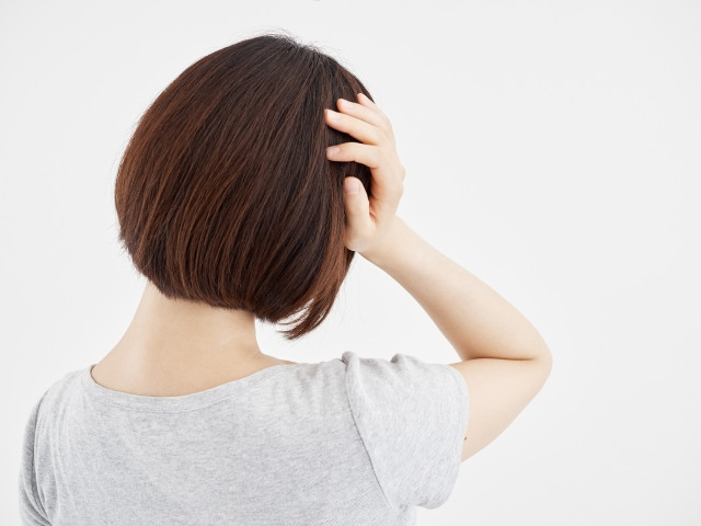 頭痛に悩む女性の画像